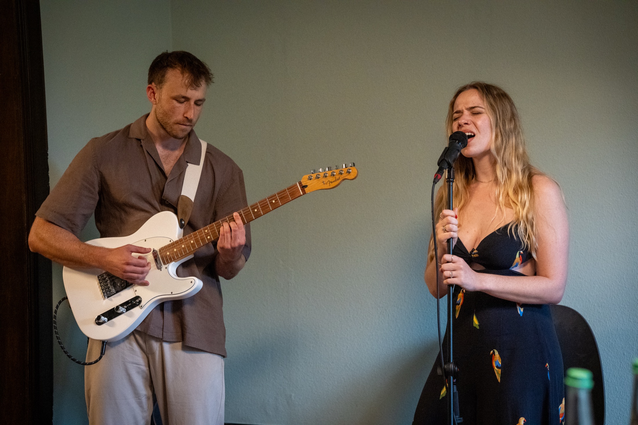 Helena und Elias treten gemeinsam auf, Helena singt und Elias spielt Gitarre