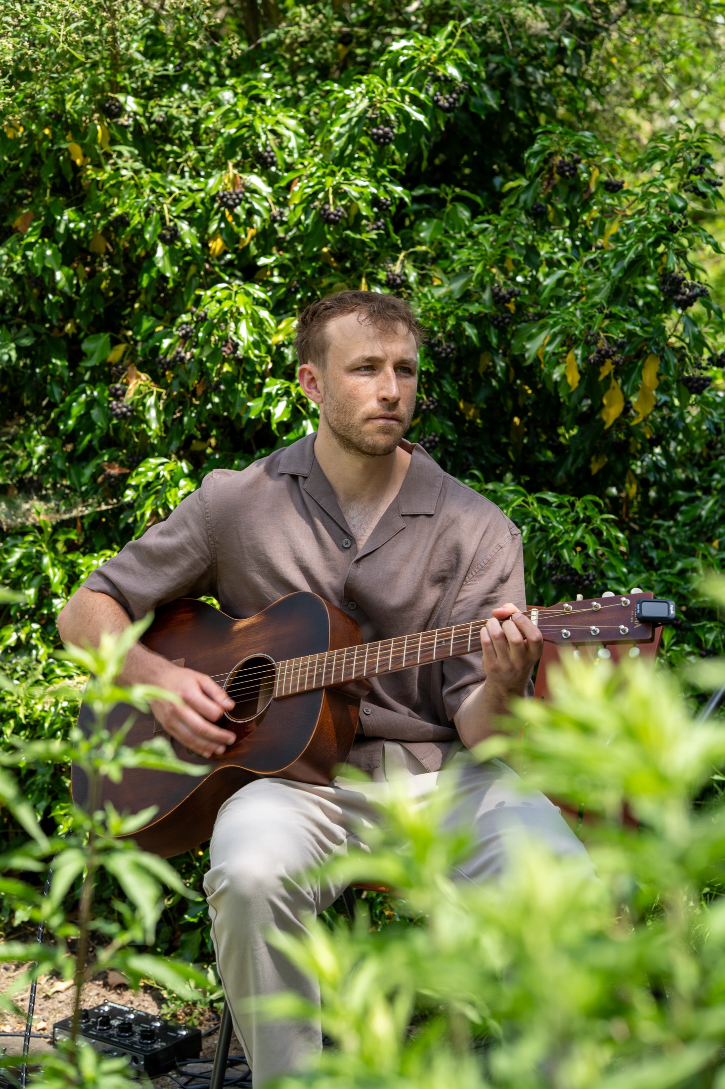 Elias spielt E-Gitarre während eines Auftritts